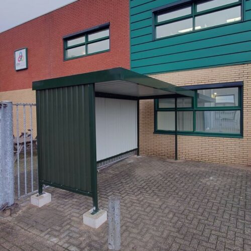 Fietsoverkapping Leipzig – Budgetvriendelijk & Schakelbaar 77 Fietsoverkappingen uit de Leipzig-serie. Voordelig en duurzaam. Deze hebben we gemonteerd in Utrecht op onze prefab betonpoeren 30x30cm. Een basisdeel van fietsoverkapping Leipzig, lengte 4m Groen gecoat.
